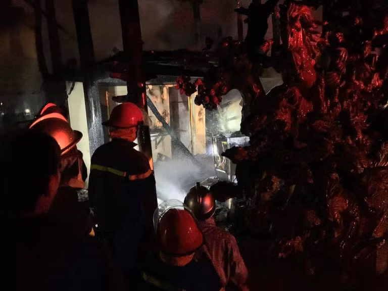 Lửa được cho là bốc lên cháy ở phần mái sau đó lan xuống ngôi nhà sàn