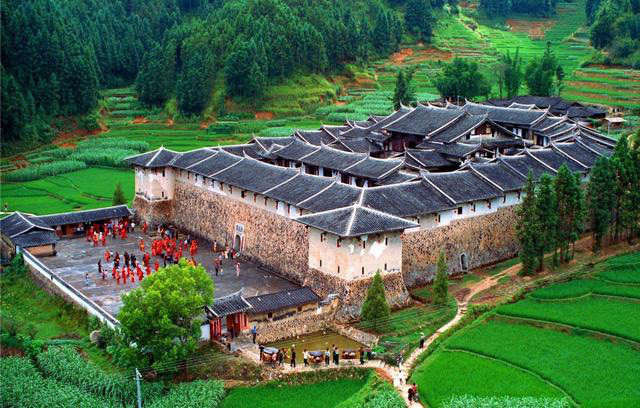 Bí ẩn khu nhà cổ hàng trăm năm, nặng 10.000 tấn ẩn mình trong rừng sâu ở Trung Quốc - Ảnh 7. Bí ẩn khu nhà cổ hàng trăm năm, nặng 10.000 tấn ẩn mình trong rừng sâu ở Trung Quốc - Ảnh 7.