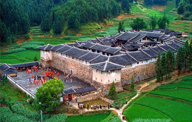 Bí ẩn khu nhà cổ hàng trăm năm, nặng 10.000 tấn ẩn mình trong rừng sâu ở Trung Quốc - Ảnh 7. Bí ẩn khu nhà cổ hàng trăm năm, nặng 10.000 tấn ẩn mình trong rừng sâu ở Trung Quốc - Ảnh 7.