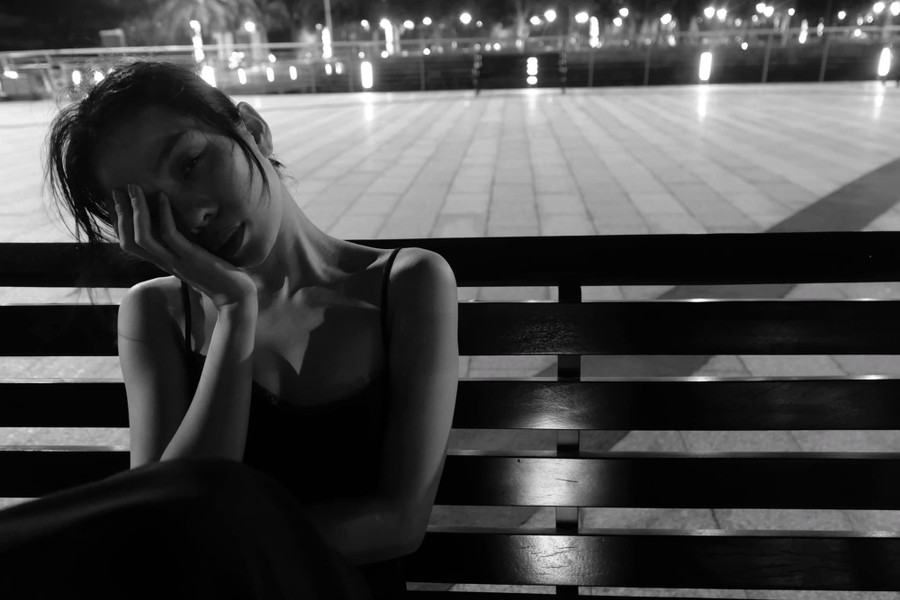 Lệ Quyên nhấn mạnh những bức ảnh này do một người bí ẩn "nhìn thấy em khóc nhiều nhất" thực hiện. Lệ Quyên nhấn mạnh những bức ảnh này do một người bí ẩn "nhìn thấy em khóc nhiều nhất" thực hiện.