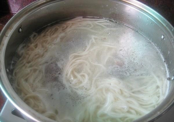 Đầu bếp hướng dẫn cách chần mì đúng cách, vừa ngon lại vừa không dính bết - Ảnh 2.