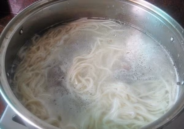 Đầu bếp hướng dẫn cách chần mì đúng cách, vừa ngon lại vừa không dính bết - Ảnh 2. Đầu bếp hướng dẫn cách chần mì đúng cách, vừa ngon lại vừa không dính bết - Ảnh 2.