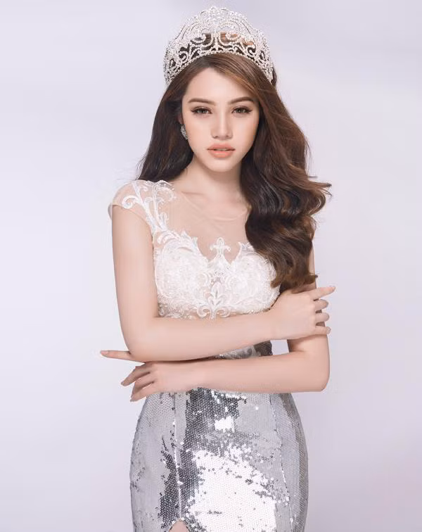 Sau khi đăng quang, Jolie Nguyễn trở về Việt Nam và xuất hiện tại nhiều sự kiện giải trí.