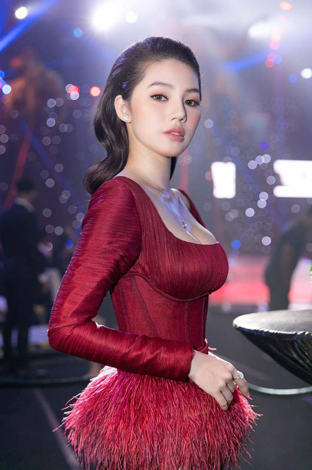 Trên trang cá nhân của Hoa hậu Jolie Nguyễn có số người theo dõi "khủng". Cô thu hút sự quan tâm của dân mạng khi chia sẻ cuộc sống xa hoa, sành điệu. Trên trang cá nhân của Hoa hậu Jolie Nguyễn có số người theo dõi "khủng". Cô thu hút sự quan tâm của dân mạng khi chia sẻ cuộc sống xa hoa, sành điệu.