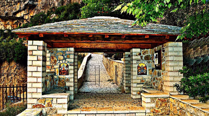 Tu viện ấn tượng nhất Hy Lạp với lối vào duy nhất bằng cầu trượt - Ảnh 6.