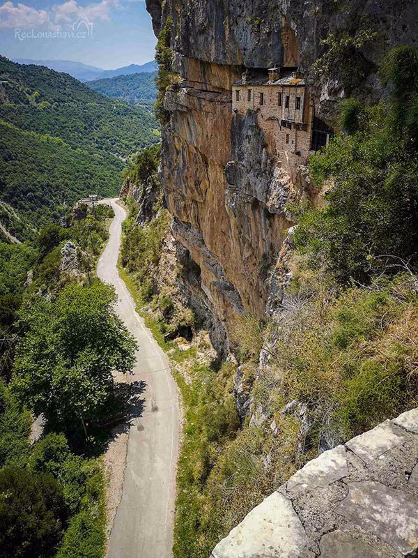 Tu viện ấn tượng nhất Hy Lạp với lối vào duy nhất bằng cầu trượt - Ảnh 1.