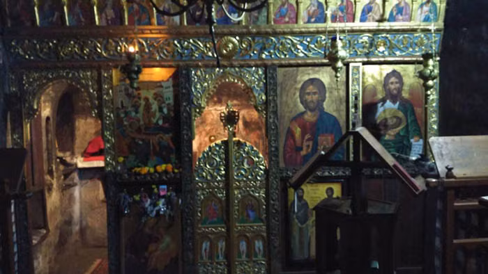 Tu viện ấn tượng nhất Hy Lạp với lối vào duy nhất bằng cầu trượt - Ảnh 4.