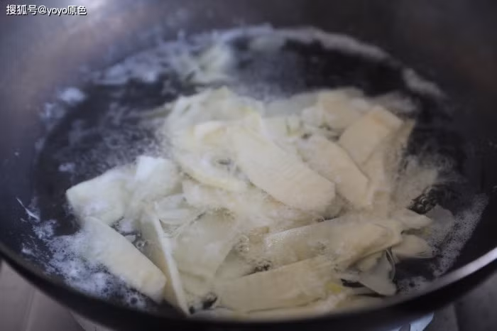 Nấu nước lẩu bằng cách này, nhúng gì cũng ngon, Tết vui sum họp - Ảnh 5.