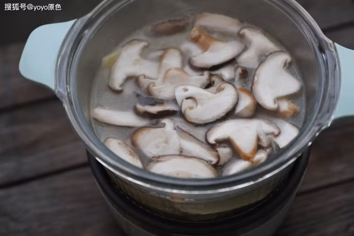 Nấu nước lẩu bằng cách này, nhúng gì cũng ngon, Tết vui sum họp - Ảnh 10. Nấu nước lẩu bằng cách này, nhúng gì cũng ngon, Tết vui sum họp - Ảnh 10.