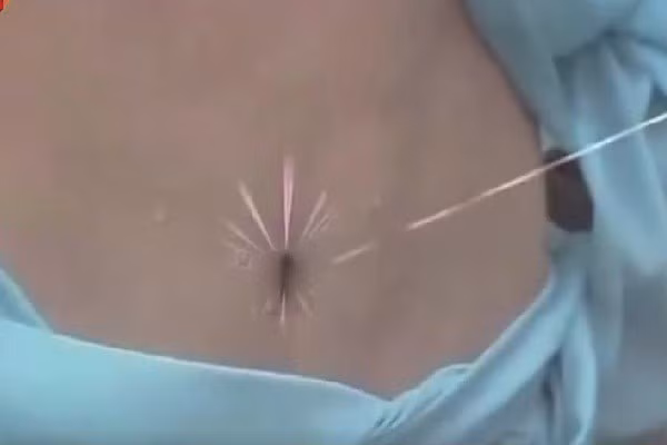 Đoàn phim Tây du ký 1986 đã phải để hai diễn viên nam gầy gò thay diễn viên nữ cảnh quay "hở bạo" này.