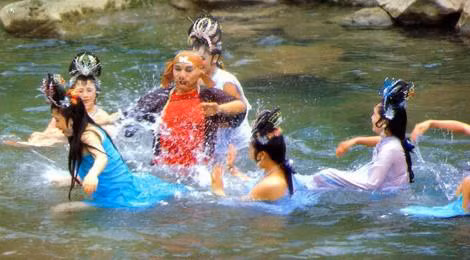 Cảnh Trư Bát giới tắm cùng yêu tinh nhện khiến khán giả thích thú.