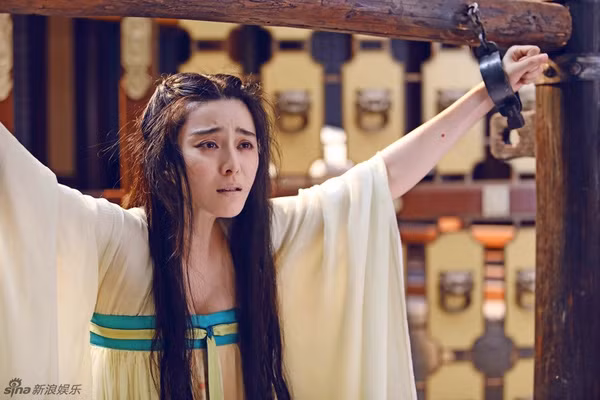 "Cười ngất" vì cảnh mỹ nhân phim cổ trang Trung Quốc lộ "sạn siêu to khổng lồ", khán giả ngán ngẩm - Ảnh 5.