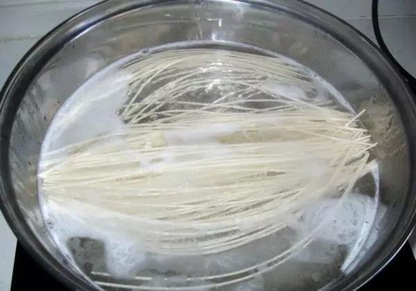 Đầu bếp hướng dẫn cách chần mì đúng cách, vừa ngon lại vừa không dính bết - Ảnh 1.