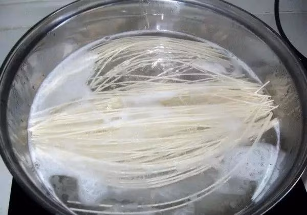 Đầu bếp hướng dẫn cách chần mì đúng cách, vừa ngon lại vừa không dính bết - Ảnh 1. Đầu bếp hướng dẫn cách chần mì đúng cách, vừa ngon lại vừa không dính bết - Ảnh 1.