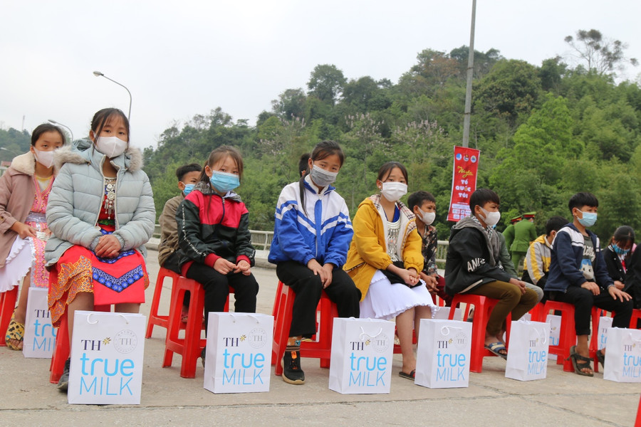 Tập đoàn TH tặng 30 nhà vệ sinh trường học cho các xã biên giới Nghệ An, Lào Cai - Ảnh 2. Tập đoàn TH tặng 30 nhà vệ sinh trường học cho các xã biên giới Nghệ An, Lào Cai - Ảnh 2.
