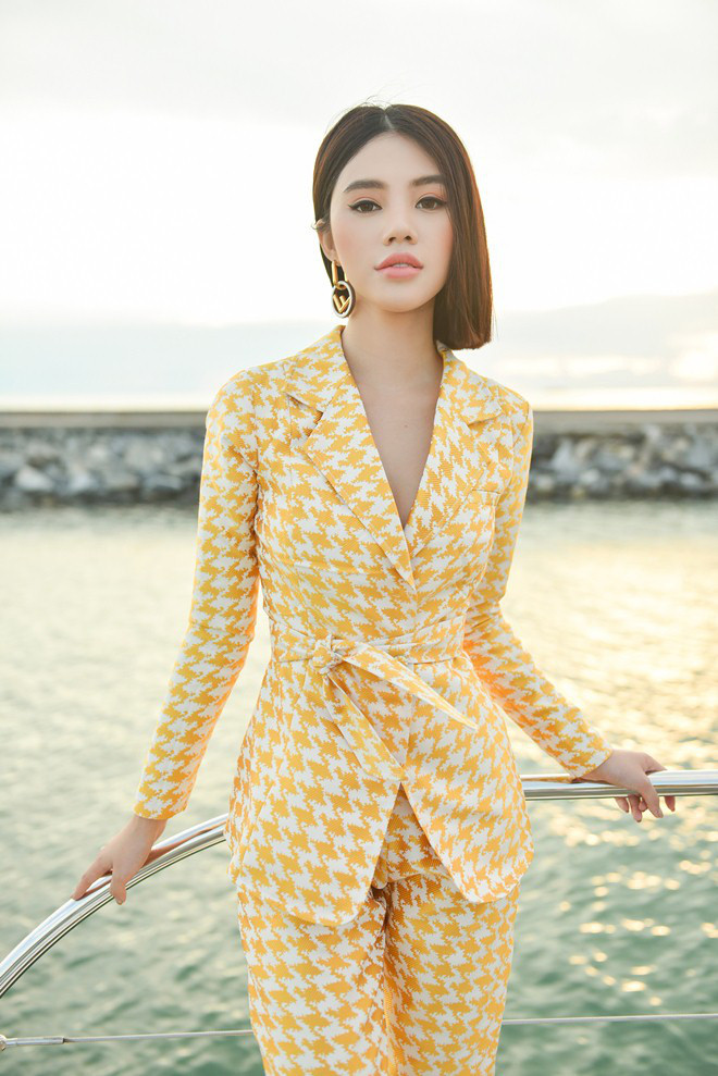 "Hoa hậu con nhà giàu" từng được ví như Mai Davika của Việt Nam khi xuất hiện tại Thái Lan. Cô tạo dáng sang chảnh trên du thuyền hạng sang trong vai trò khách quý cho một thương hiệu. "Hoa hậu con nhà giàu" từng được ví như Mai Davika của Việt Nam khi xuất hiện tại Thái Lan. Cô tạo dáng sang chảnh trên du thuyền hạng sang trong vai trò khách quý cho một thương hiệu.