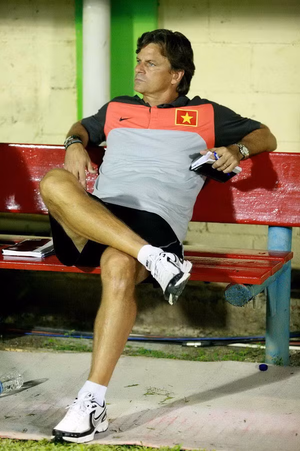 HLV Falko Goetz ngồi thẩn thờ sau thất bại 1-4 của U.23 Việt Nam trước Myanmar tại trận tranh HCĐ SEA Games 26 (2011) - Ảnh: Bạch Dương.