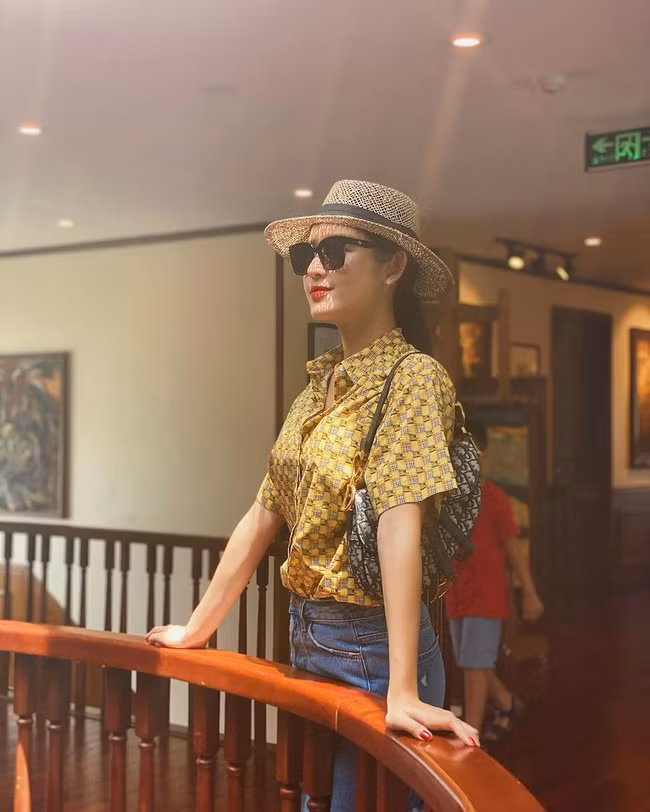 Á hậu Huyền My "phớt lờ" đồn đoán của dân mạng bằng loạt ảnh chào hè.