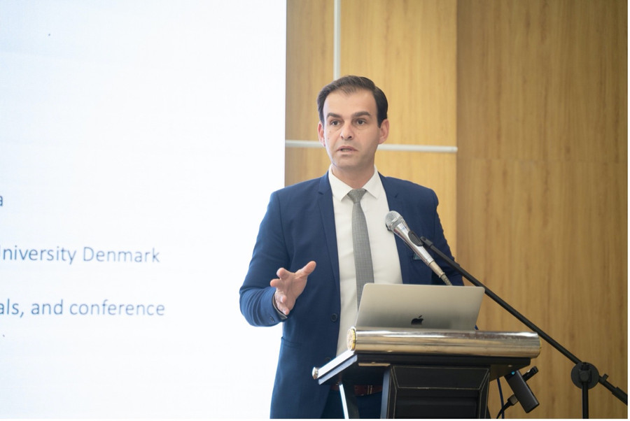 Tiến sĩ Alex Stojcevski - Trưởng khoa Khoa Khoa học, Công nghệ Máy tính và Kỹ thuật, Đại học Công nghệ Swinburne Australia trình bày tại hội thảo.