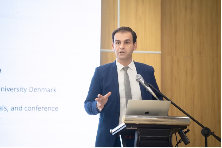 Tiến sĩ Alex Stojcevski - Trưởng khoa Khoa Khoa học, Công nghệ Máy tính và Kỹ thuật, Đại học Công nghệ Swinburne Australia trình bày tại hội thảo.