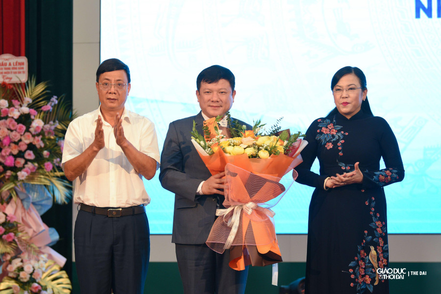Bà Nguyễn Thanh Hải - Bí Thư tỉnh ủy Thái Nguyên chúc mừng tân Giám đốc ĐH Thái Nguyên Bà Nguyễn Thanh Hải - Bí Thư tỉnh ủy Thái Nguyên chúc mừng tân Giám đốc ĐH Thái Nguyên