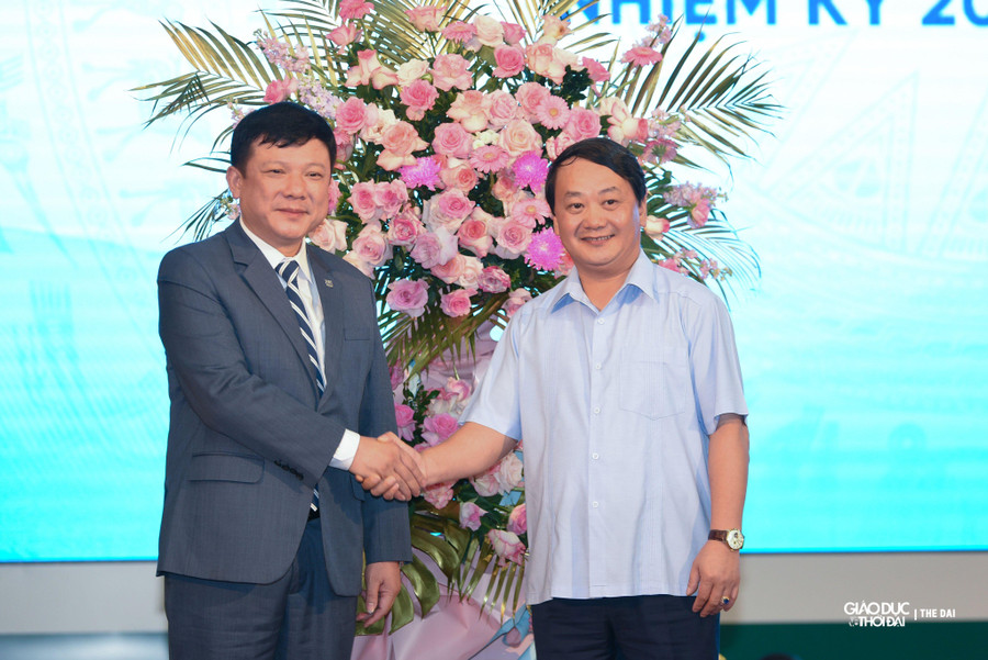 Đồng chí Hầu A Lềnh - Bộ trưởng, Chủ nhiệm Ủy ban dân tộc tặng hoa chúc mừng tân Giám đốc ĐH Thái Nguyên Đồng chí Hầu A Lềnh - Bộ trưởng, Chủ nhiệm Ủy ban dân tộc tặng hoa chúc mừng tân Giám đốc ĐH Thái Nguyên
