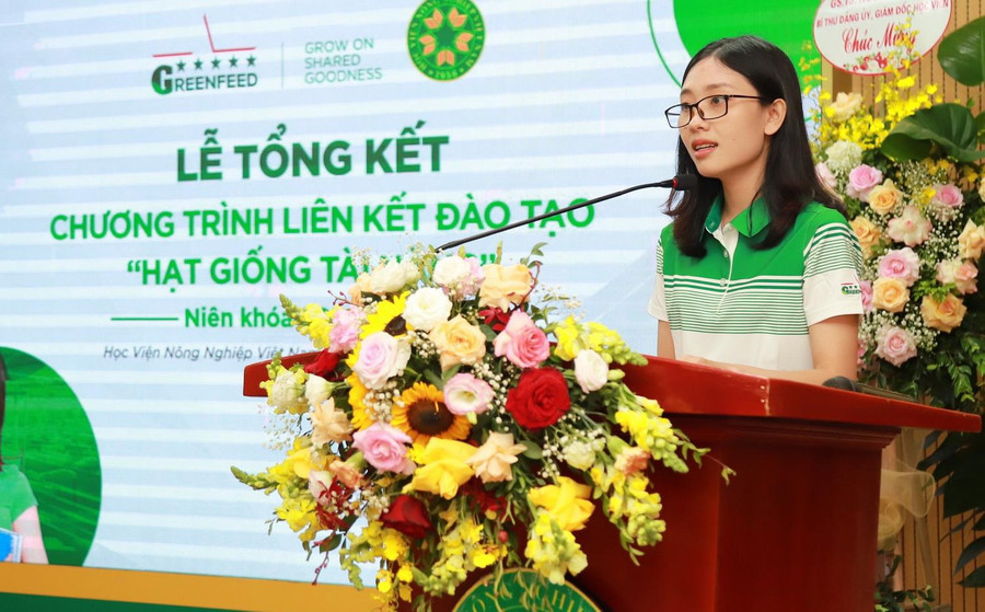 Sinh viên Nguyễn Thị Vân - Lớp K63CNTYA, khoa Chăn nuôi phát biểu tại buổi lễ Sinh viên Nguyễn Thị Vân - Lớp K63CNTYA, khoa Chăn nuôi phát biểu tại buổi lễ