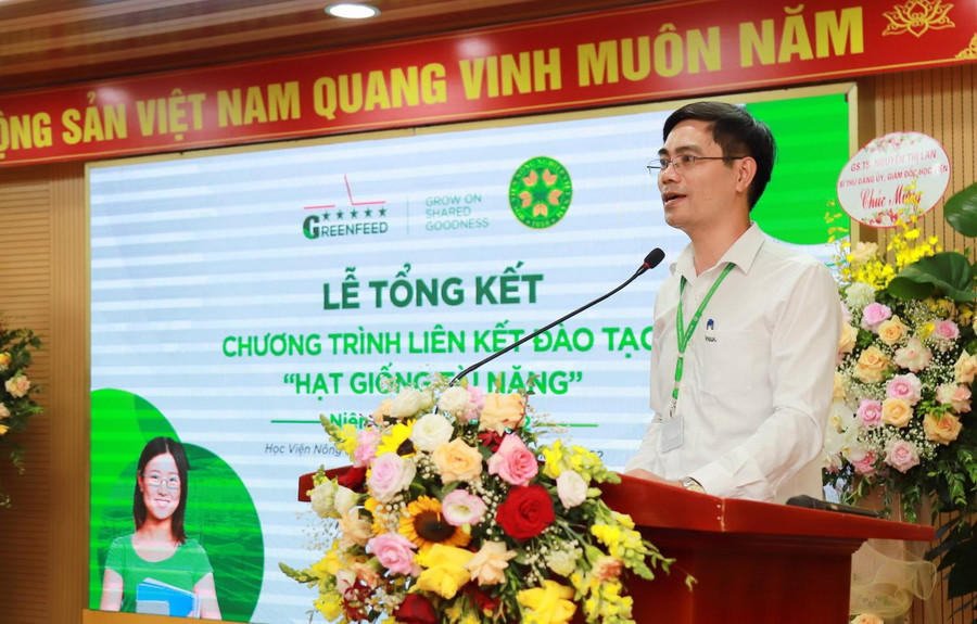 TS Bùi Huy Doanh - Phó Trưởng Khoa Chăn nuôi phát biểu tại buổi lễ TS Bùi Huy Doanh - Phó Trưởng Khoa Chăn nuôi phát biểu tại buổi lễ