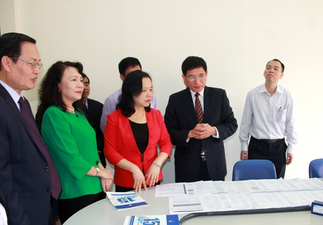 GS Nguyễn Hữu Đức báo cáo với Đoàn công tác GS Nguyễn Hữu Đức báo cáo với Đoàn công tác