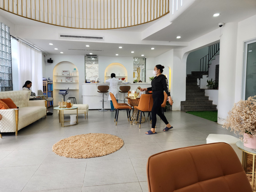 Khách hàng vẫn đến sử dụng dịch vụ tại Mega Kang Jin vào ngày 5/6. (Ảnh: Thành Tâm) Khách hàng vẫn đến sử dụng dịch vụ tại Mega Kang Jin vào ngày 5/6. (Ảnh: Thành Tâm)