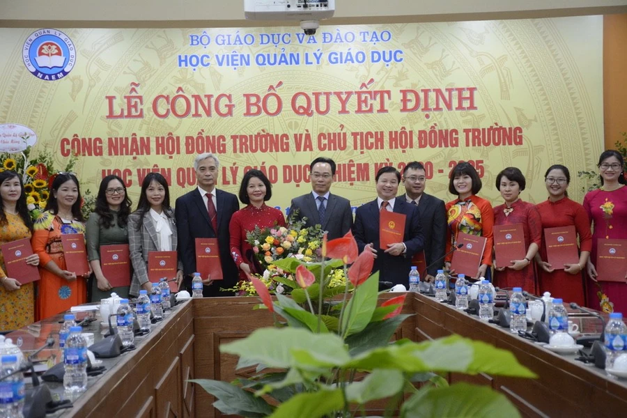 Thứ trưởng Hoàng Minh Sơn trao Quyết định cho các thành viên Hội đồng trường của Học viện Quản lý giáo dục.