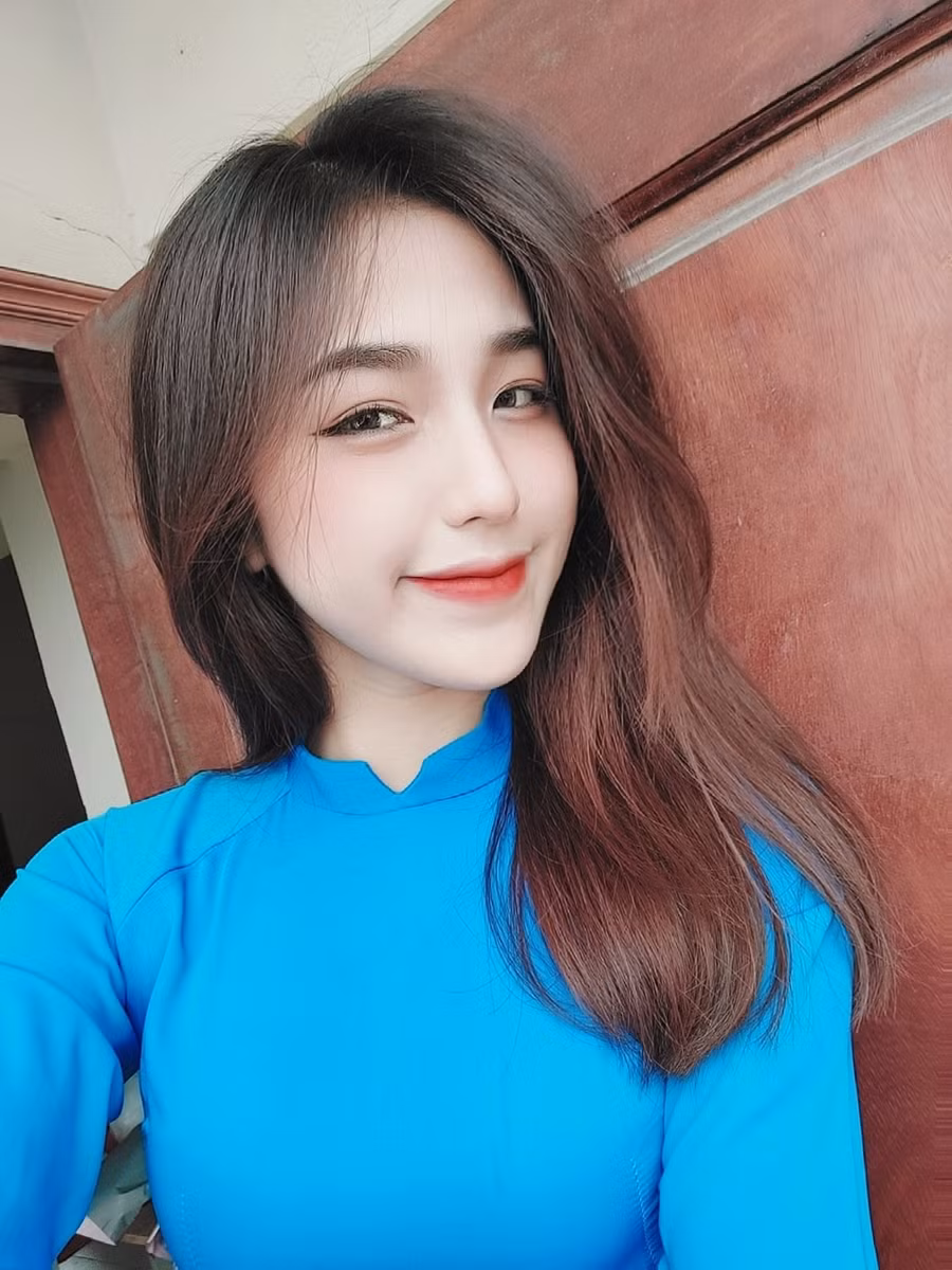 Trong trường, Huyền Trang tích cực tham gia các hoạt động của đội thanh niên tình nguyện, hơn thế cô nàng còn tham gia vào CLB võ thuật của trường.