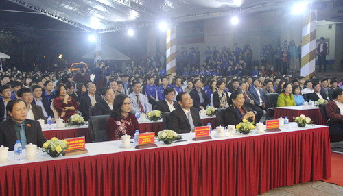 Phó Chủ tịch Quốc hội Tòng Thị Phóng (ngoài cùng bên phải - hàng nhất) đã đến dự và cổ vũ cho đội văn nghệ Phó Chủ tịch Quốc hội Tòng Thị Phóng (ngoài cùng bên phải - hàng nhất) đã đến dự và cổ vũ cho đội văn nghệ