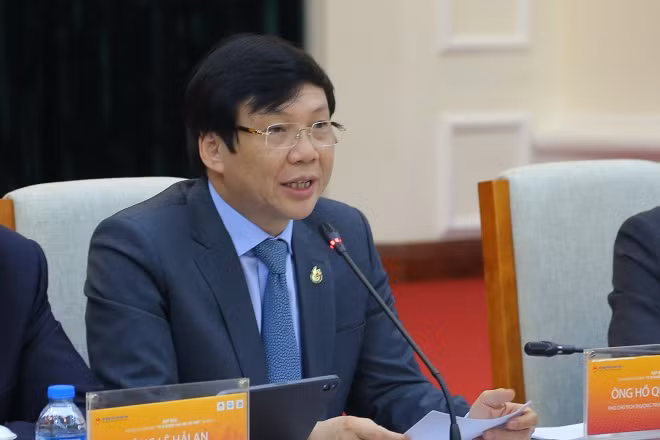 Phó Chủ tịch Hội Nhà báo Việt Nam Hồ Quang Lợi trả lời các câu hỏi của PV báo chí tại buổi họp báo.