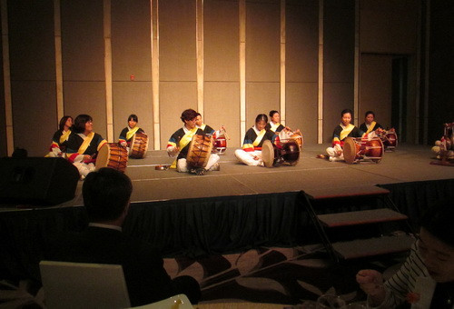 Sinh viên Hàn Quốc chào mừng Hội nghị bằng tiết mục trông dân tộc Sinh viên Hàn Quốc chào mừng Hội nghị bằng tiết mục trông dân tộc