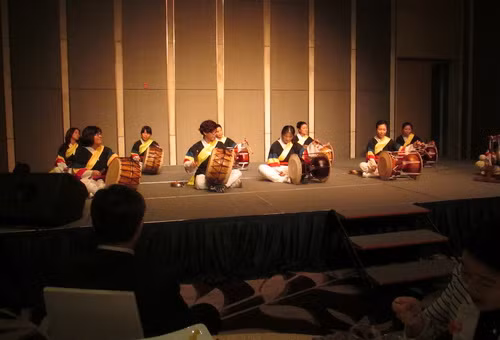 Sinh viên Hàn Quốc chào mừng Hội nghị bằng tiết mục trông dân tộc