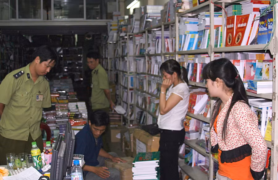 Xuất bản sách: Thừa “giấy phép” – Thiếu chế tài