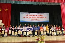 Trao học bổng cho HS Sơn La và phát động “Hành trình cuộc sống”