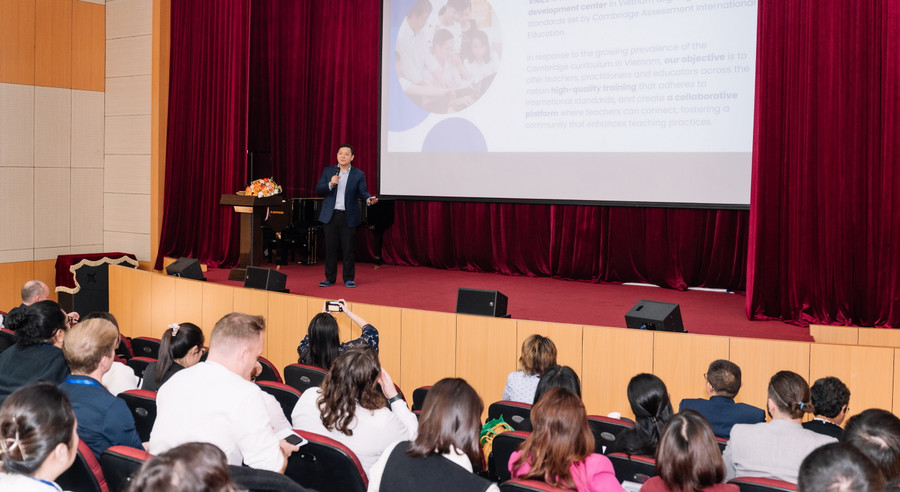 Toàn cảnh buổi ra mắt Trung tâm Phát triển chuyên môn Cambridge tại Viện Khoa học Giáo dục Việt Nam.