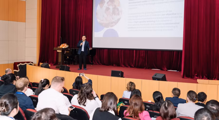 Toàn cảnh buổi ra mắt Trung tâm Phát triển chuyên môn Cambridge tại Viện Khoa học Giáo dục Việt Nam.