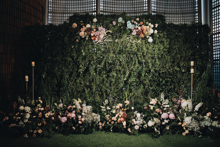 Khu vực photobooth tựa vườn hoa cổ tích.