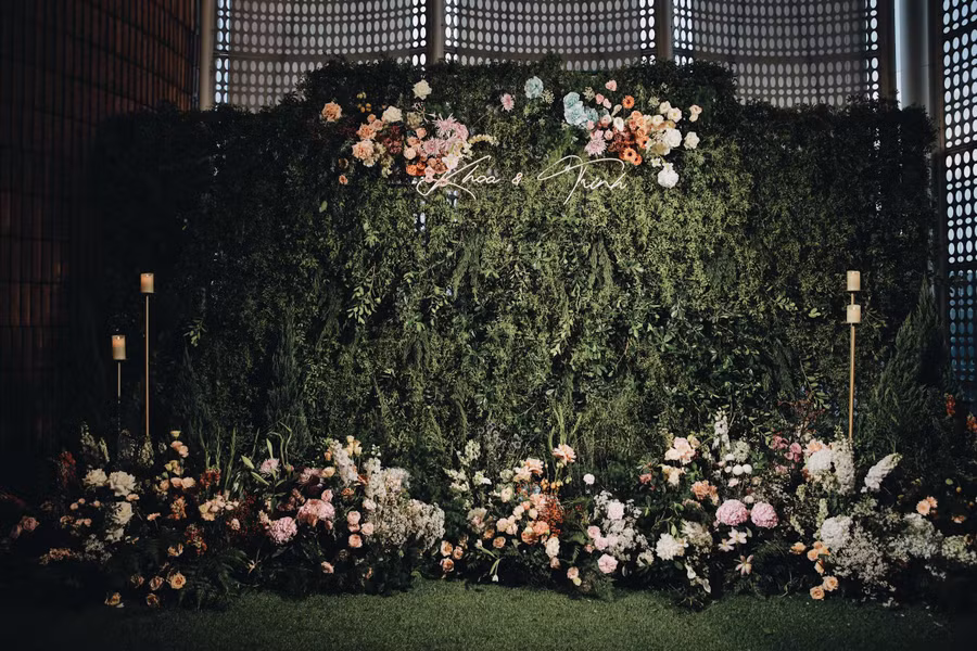 Khu vực photobooth tựa vườn hoa cổ tích.