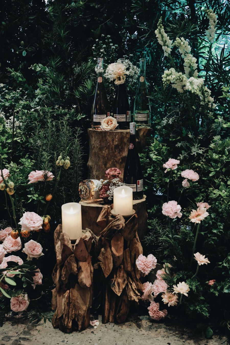 Điểm nhấn cho không gian mang đậm phong cách Rustic là nến trắng, đôn gỗ và các loài hoa nhập khẩu.