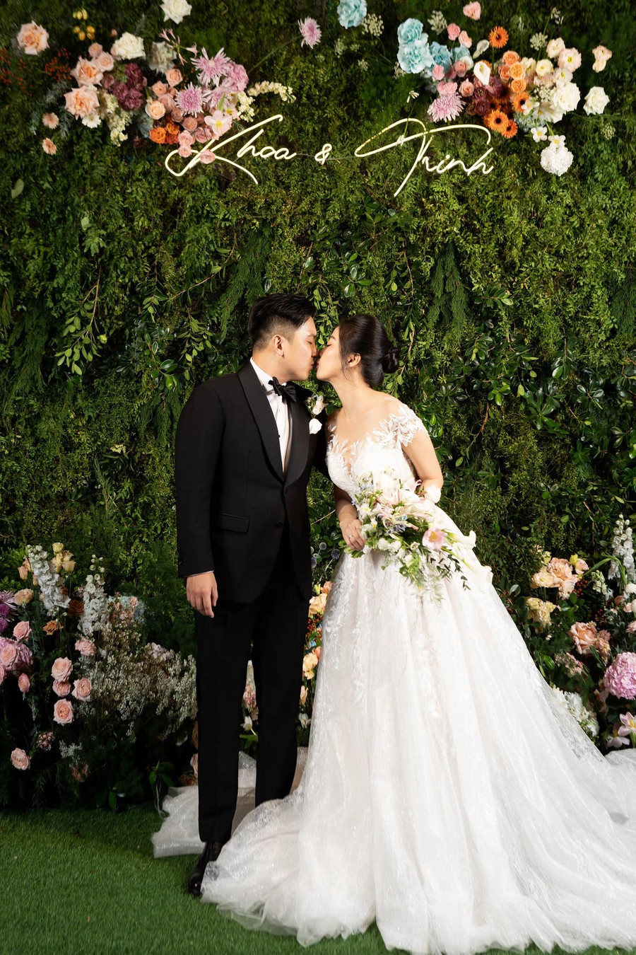 Liêu Hà Trinh và ông xã tổ chức đám cưới sau 2 năm tạm hoãn và yêu xa vì dịch.