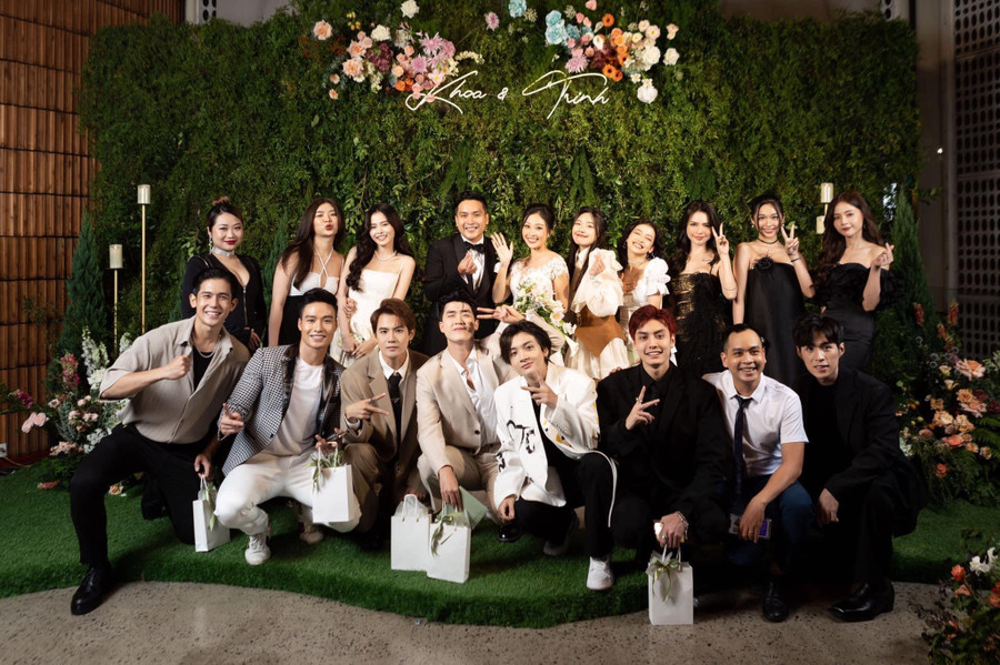 Đám cưới của Liêu Hà Trinh - Anh Khoa quy tụ nhiều gương mặt nổi tiếng của làng giải trí như Thanh Duy, Nhã Phương, Lâm Vỹ Dạ, Hoa hậu Khánh Vân,...