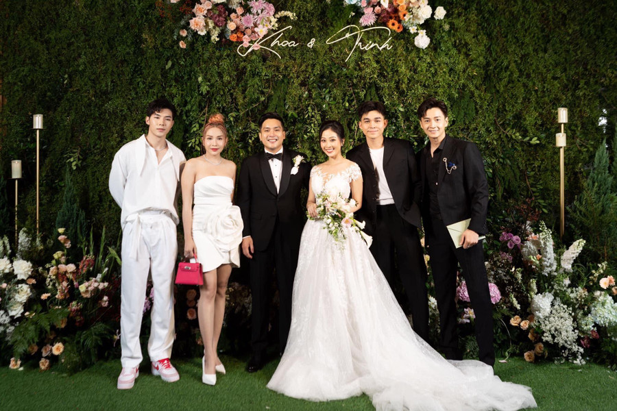 Sau khi dự đám cưới Diệu Nhi - Anh Tú, Ngô Kiến Huy và Jun Phạm đã kịp về TP.HCM chung vui với đồng nghiệp.