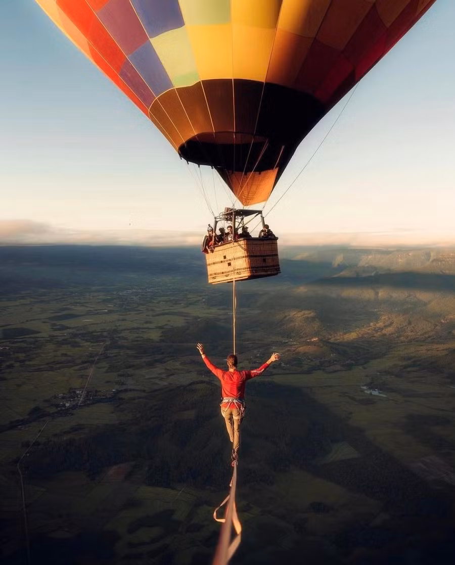 Rafael Bridi là người giữ kỷ lục Guinness khi đi bộ thăng bằng trên dây nối giữa hai khinh khí cầu ở độ cao 1.900 mét. Ảnh: Instagram Rafael Bridi.