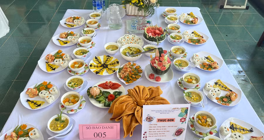 Các đội chế biến 10 suất theo thực đơn 1 ngày ăn của trẻ tại trường mầm non.