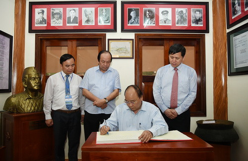 Thủ tướng bày tỏ xúc động khi đến thăm Trung đoàn 52 Tây Tiến và viết vào sổ lưu niệm tại Khu di tích Thủ tướng bày tỏ xúc động khi đến thăm Trung đoàn 52 Tây Tiến và viết vào sổ lưu niệm tại Khu di tích