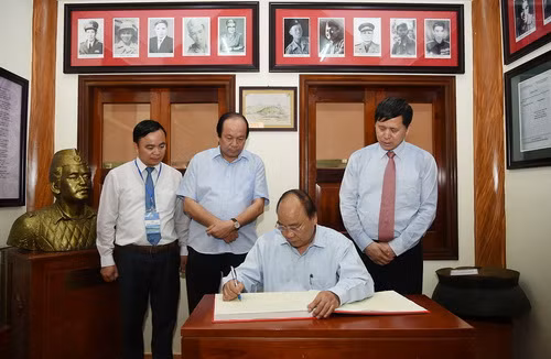 Thủ tướng bày tỏ xúc động khi đến thăm Trung đoàn 52 Tây Tiến và viết vào sổ lưu niệm tại Khu di tích